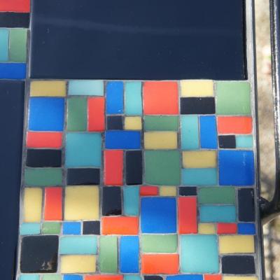 Sellette des années 60 relookées en mosaïque façon Mondrian